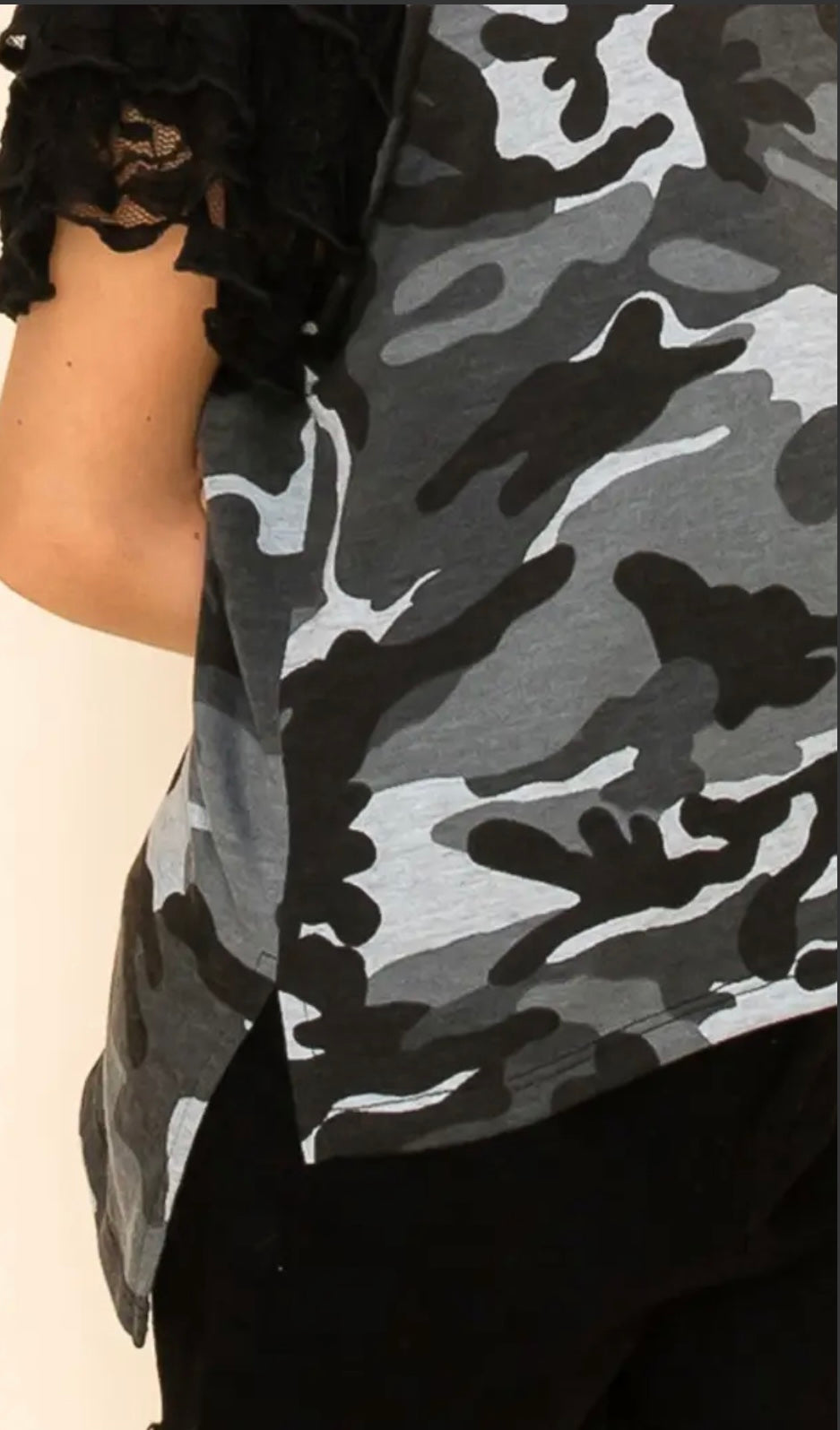 CONTRAST LACE TIERED SLEEVE BLACK CAMO SIDE SLIT TOP